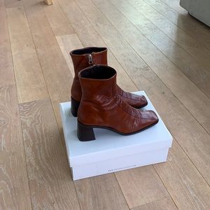 Chestnut leather Boots l L’intervalle